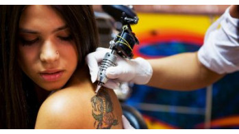 Що потрібно знати перед тим, як робити татуювання або пірсинг?